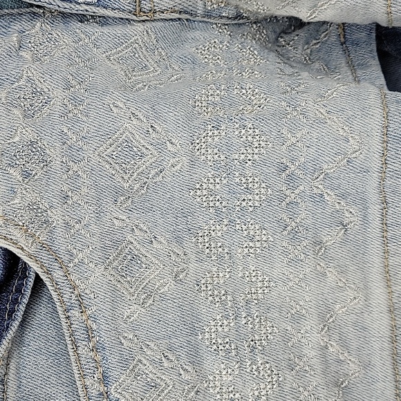 Forever 21 Womens Light Wash/Bleached Shorts With Metallic Embroidery Detail 24 - Picture 6 of 12